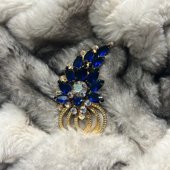 Brooches - Picture 6 of 6